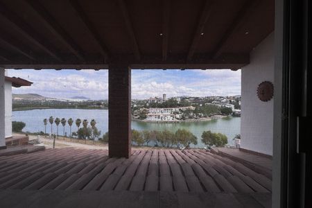 Apartamento tipo loft mobiliado e com serviços de frente para o Lago Juriquilla