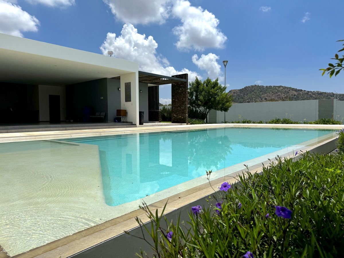 2 of 9: Alberca
