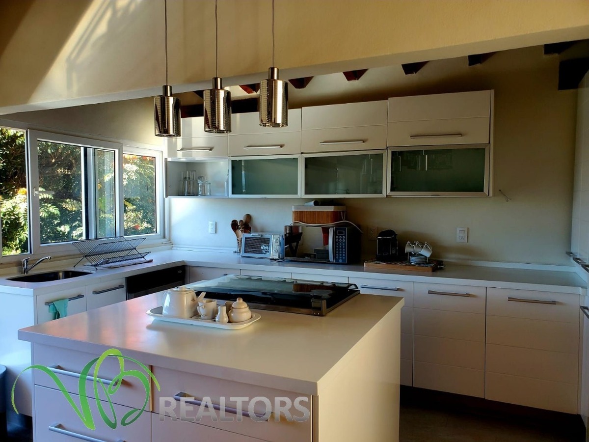 10 of 35: Cocina equipada