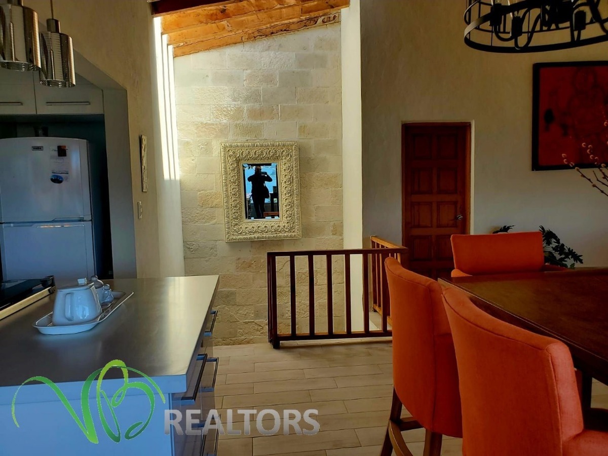 12 of 35: Escaleras a recámaras