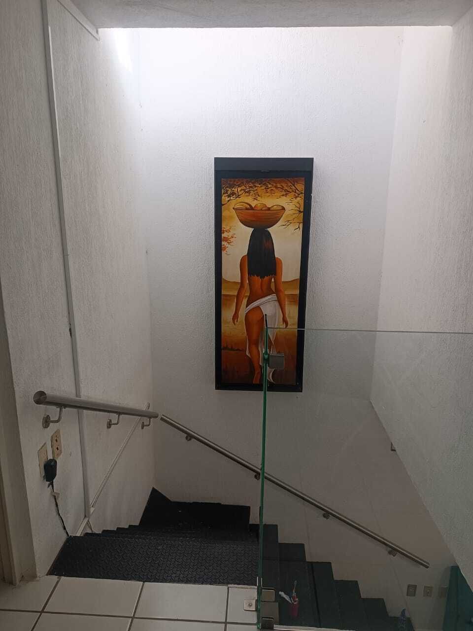 17 de 35: Escaleras y domo con iluminación natural