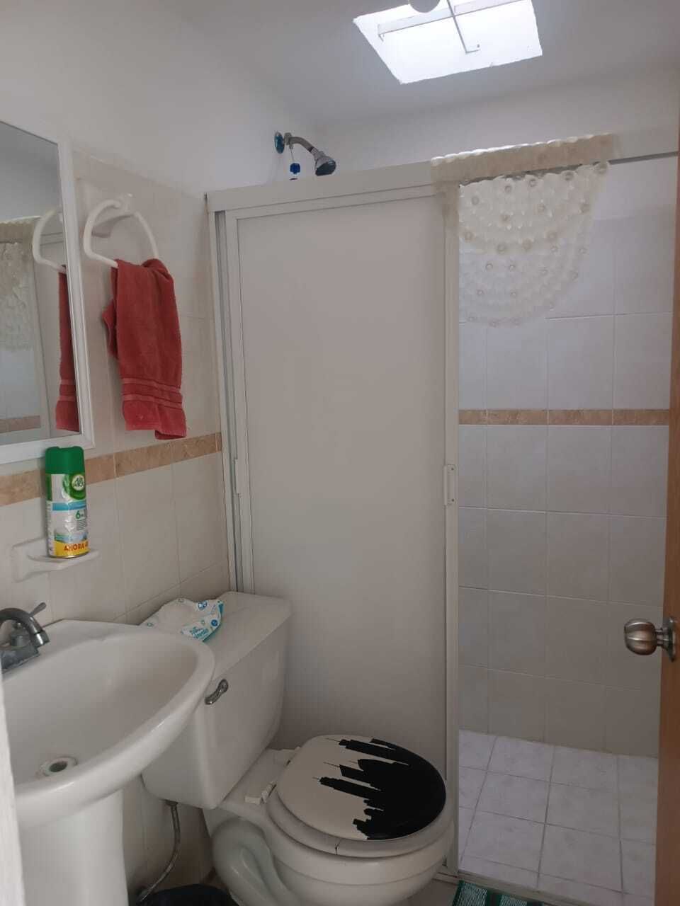 21 de 35: Baño completo para habitación secundaria