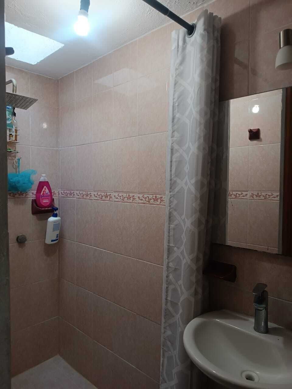 23 de 35: Baño completo de habitación principal