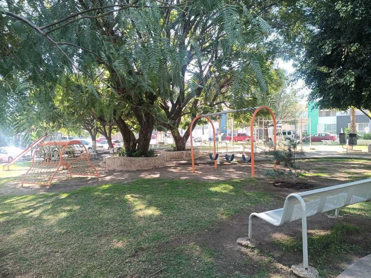 30 de 35: Parque con juegos infantiles