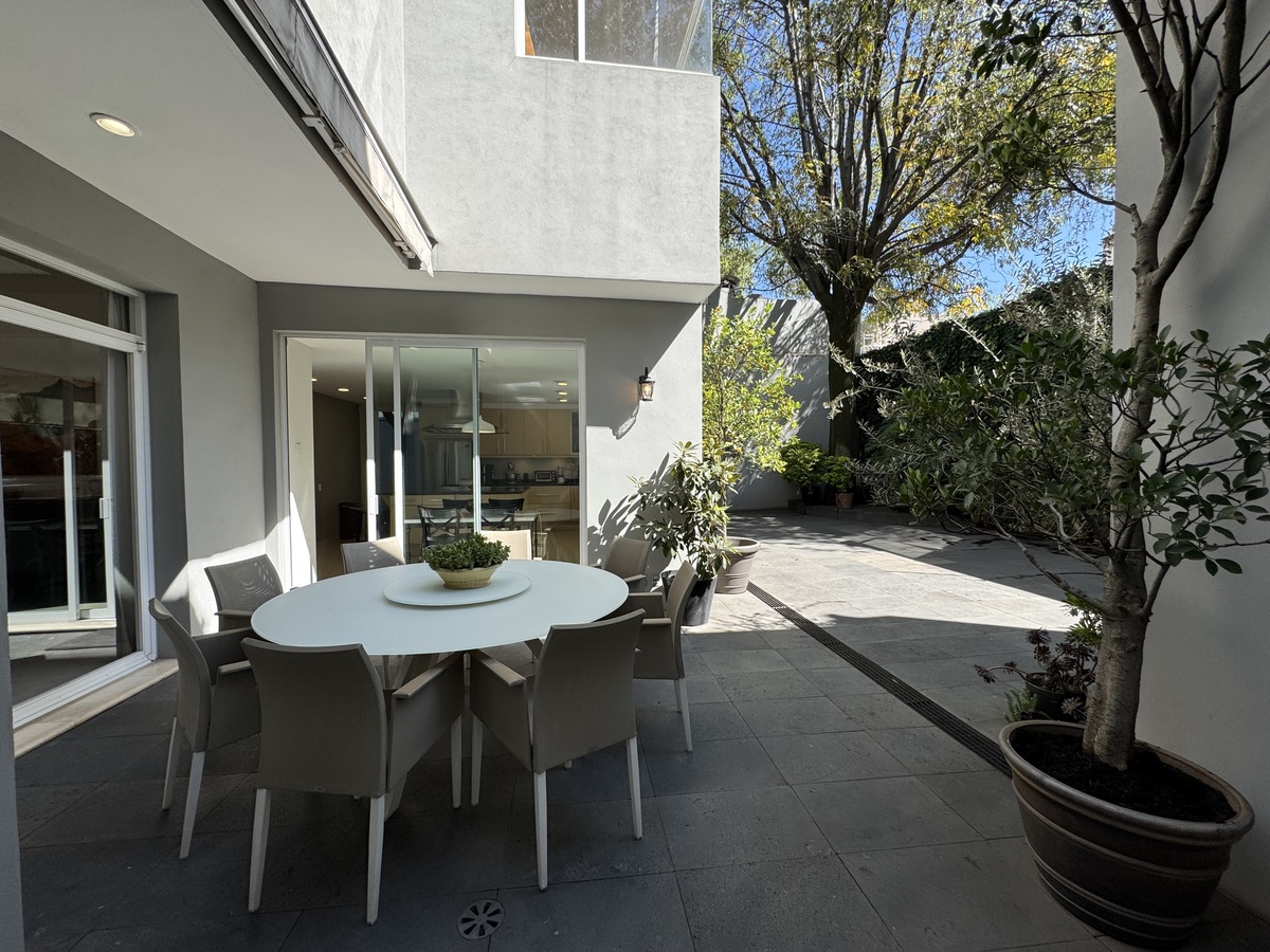 Excelente casa en renta  en parte baja de las lomas.