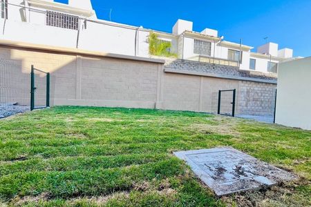 Incrível apartamento no térreo com jardim em Juriquilla