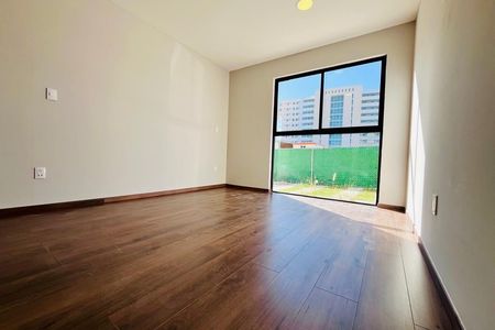 Incrível apartamento no térreo com jardim em Juriquilla