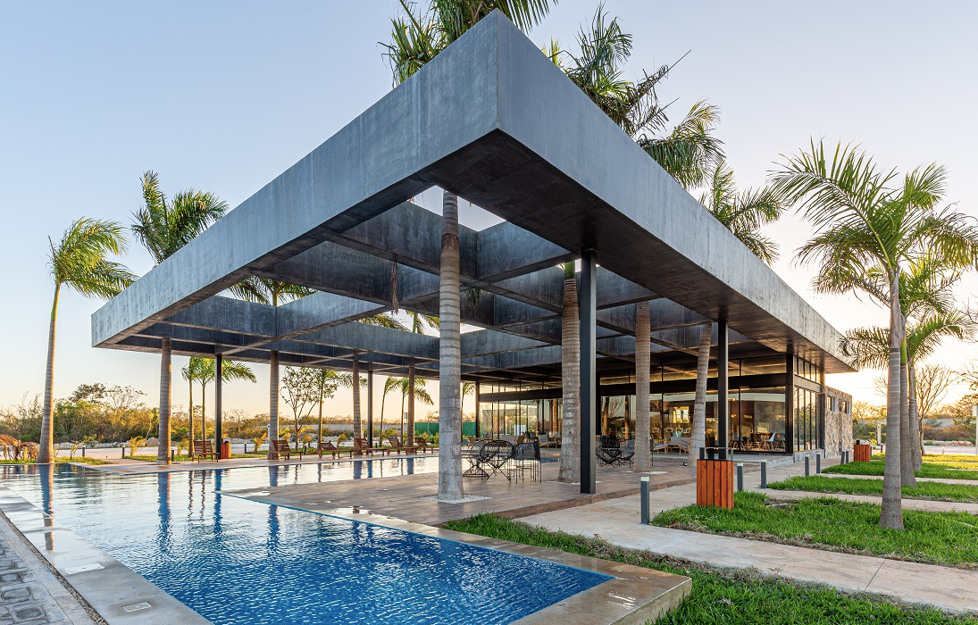 44 de 50: Piscina con Canal de Nado Semiolímpico