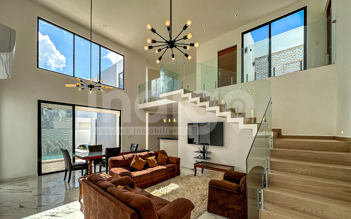 5 de 50: Sala / Comedor con Techos a Doble Altura