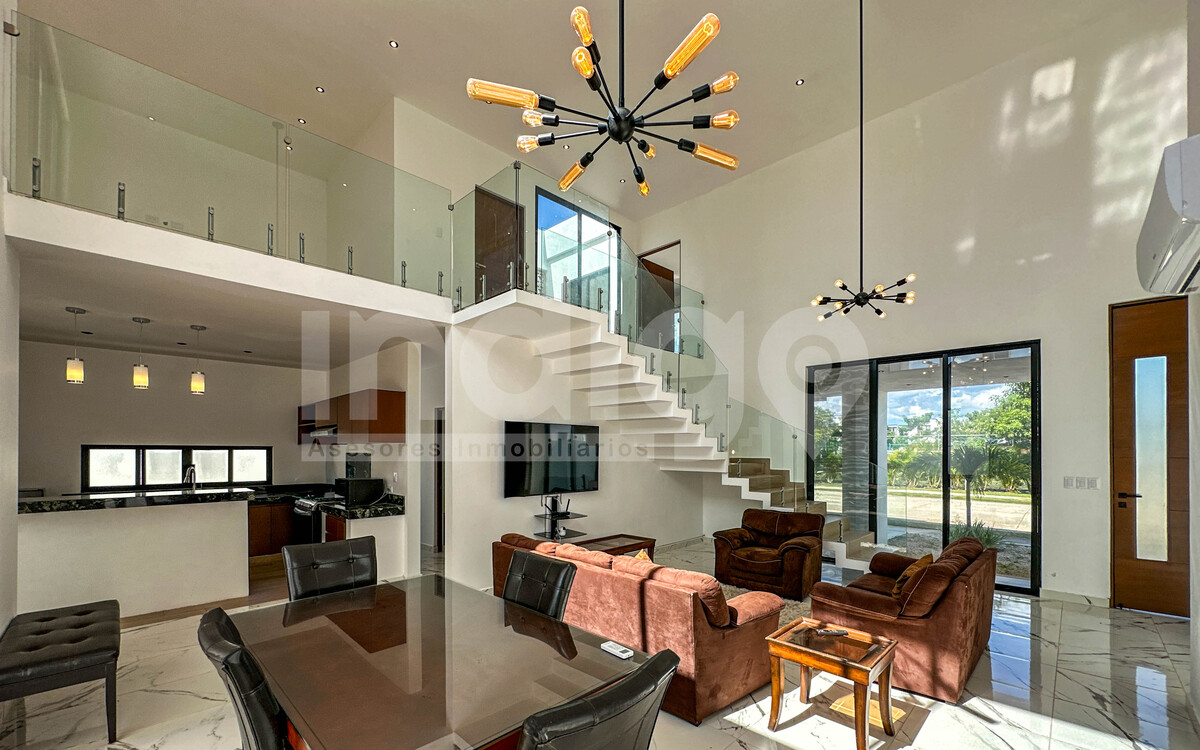 7 de 50: Sala / Comedor con Techos a Doble Altura