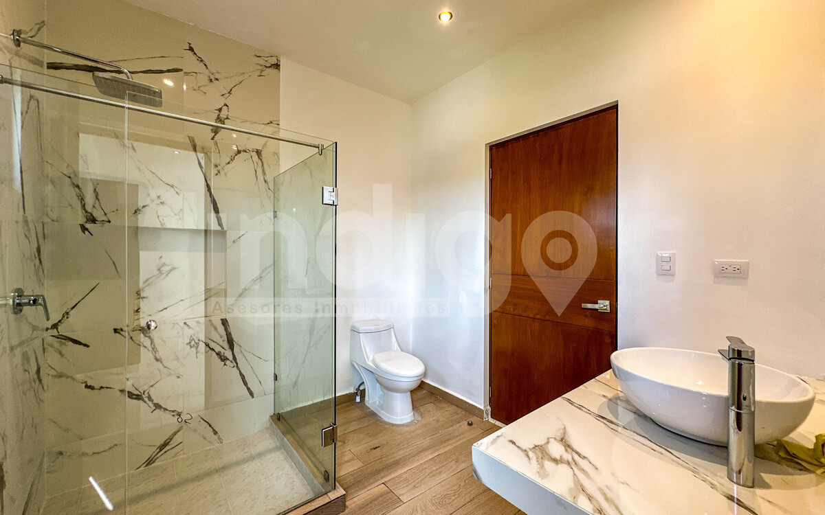 36 de 50: Baño Recámara Secundaria en Planta Alta