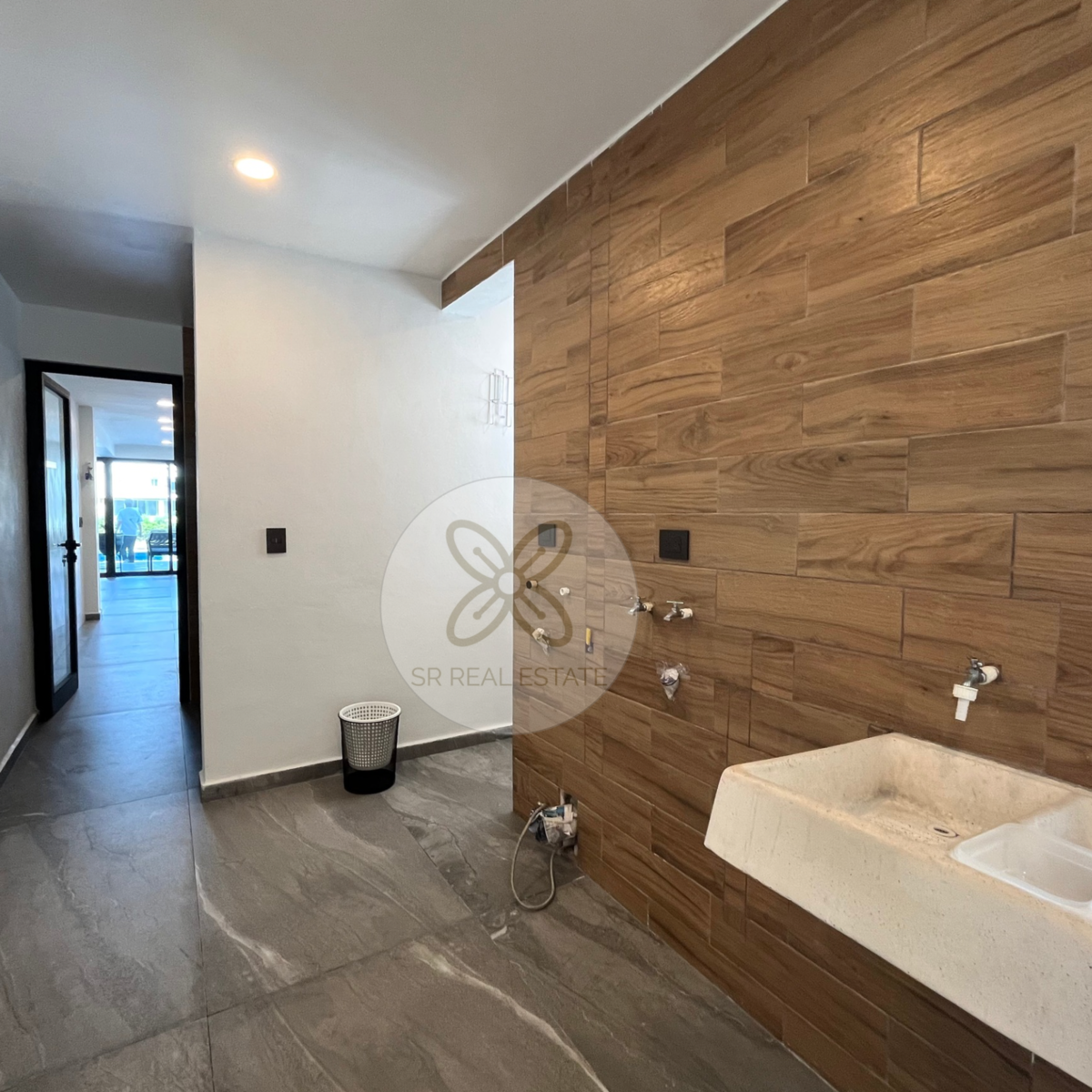 9 de 40: Área de lavado con medio baño