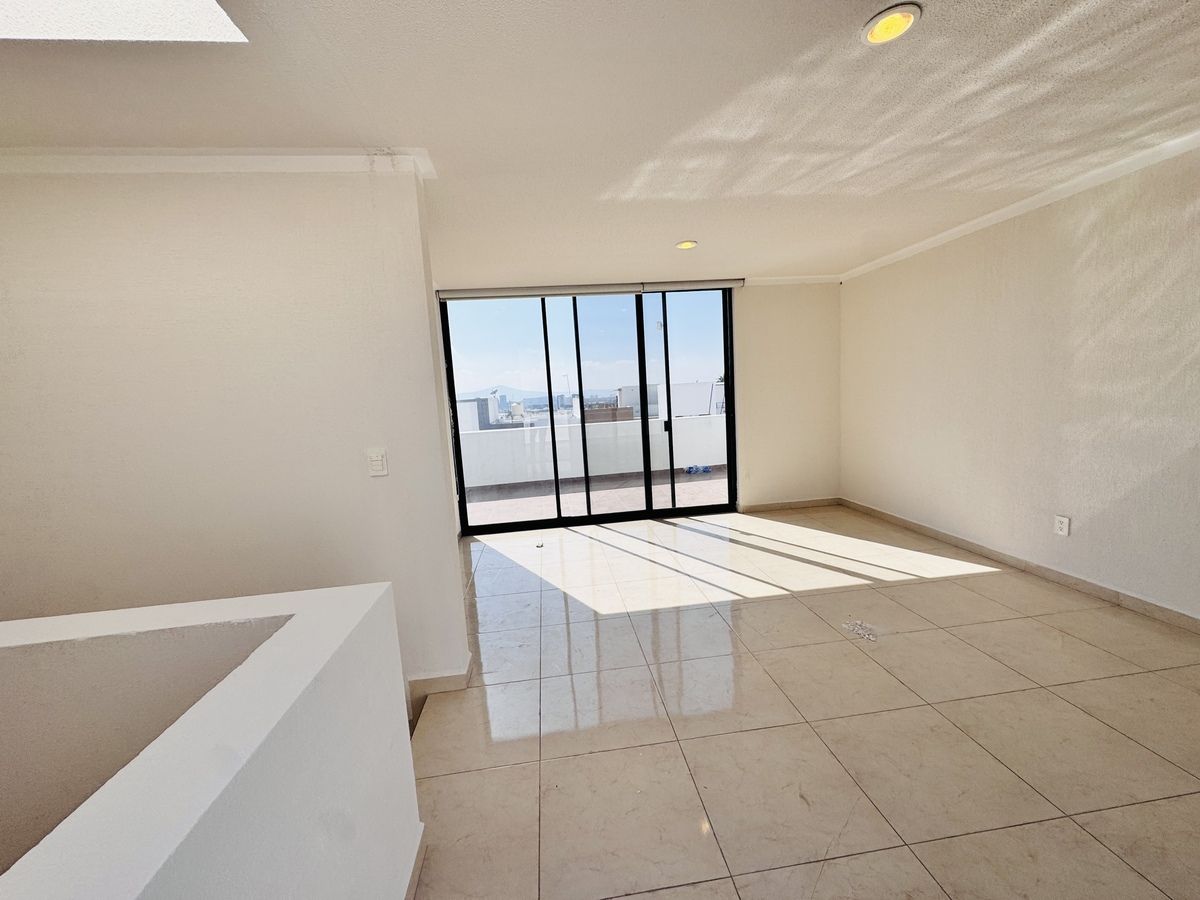 20 de 22: Family room 3er piso.