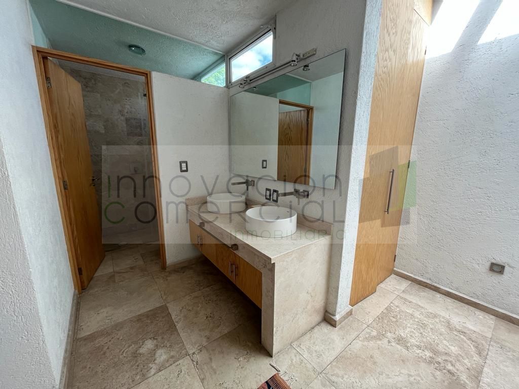 16 de 21: Baño recámaras secundarias