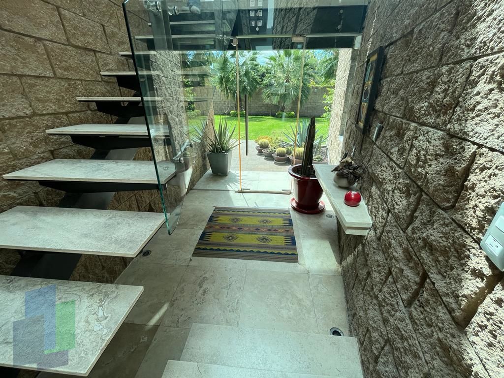 7 de 21: Acceso a terraza y jardín