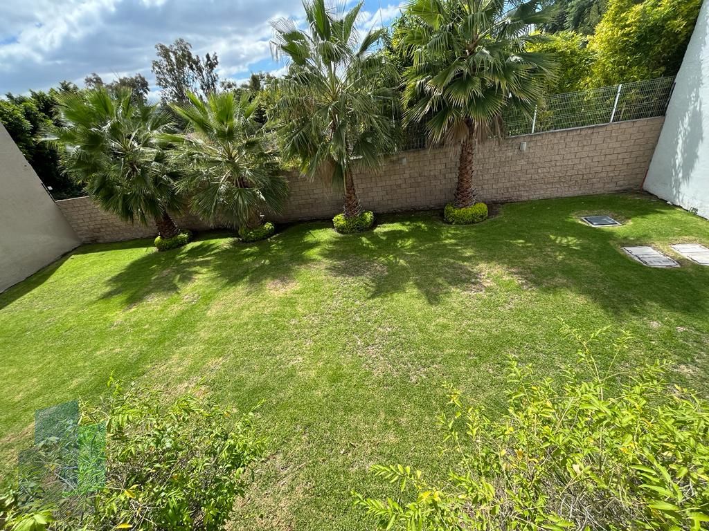 21 de 21: Amplio jardín con riego