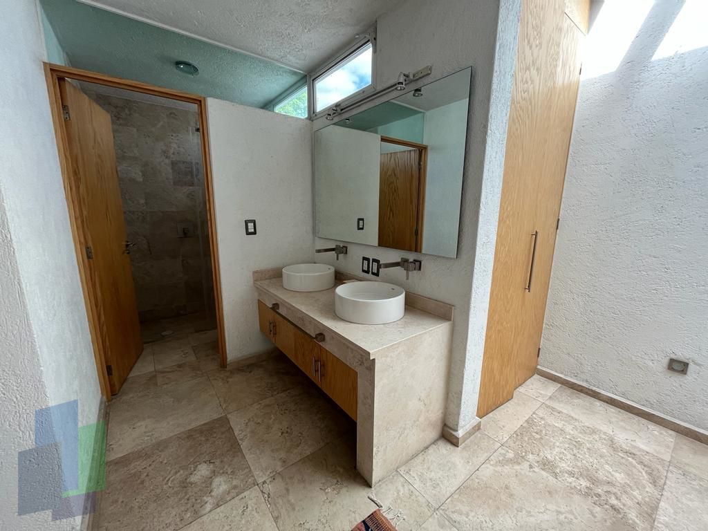 17 de 21: Baño para recámaras secundarias