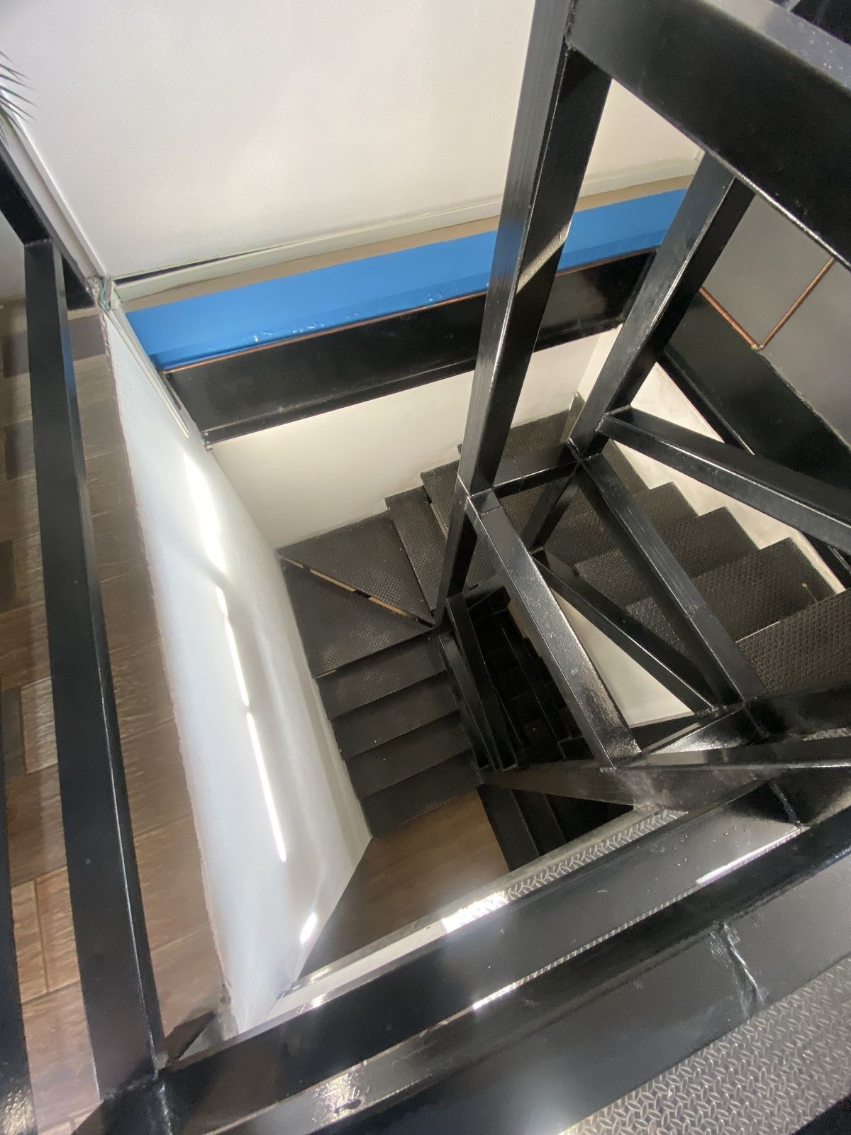 3 of 19: vista escaleras (tiene elevador)