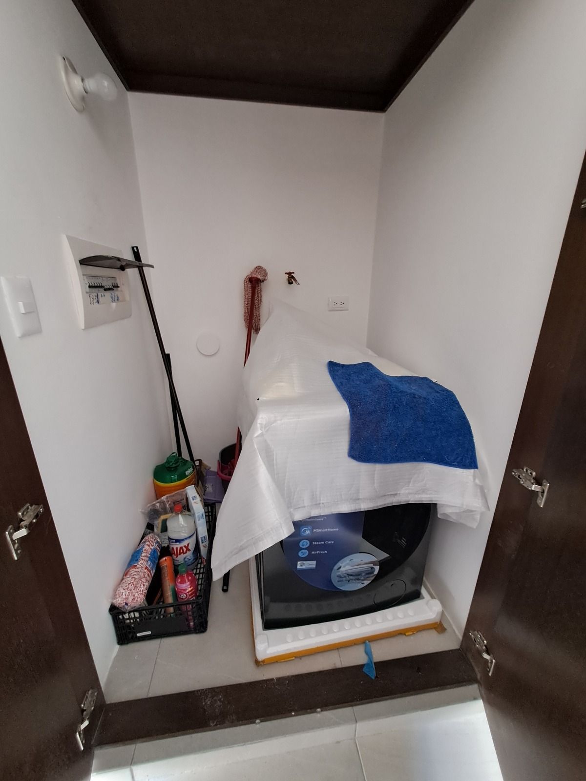 6 of 12: Área de lavado y bodega