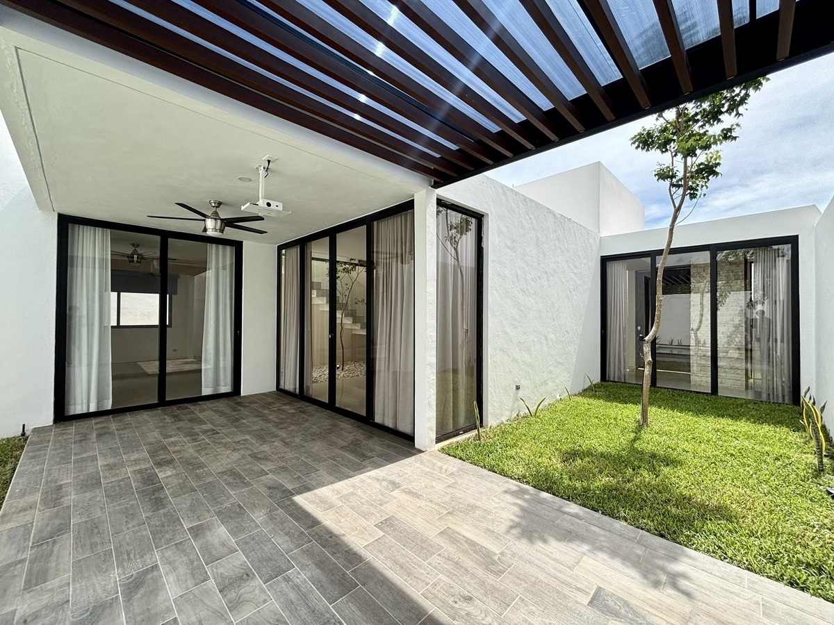 15 de 27: TERRAZA Y JARDÍN
