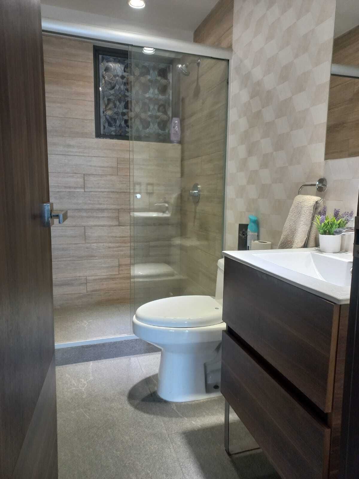 4 of 29: Baño completo para visitas