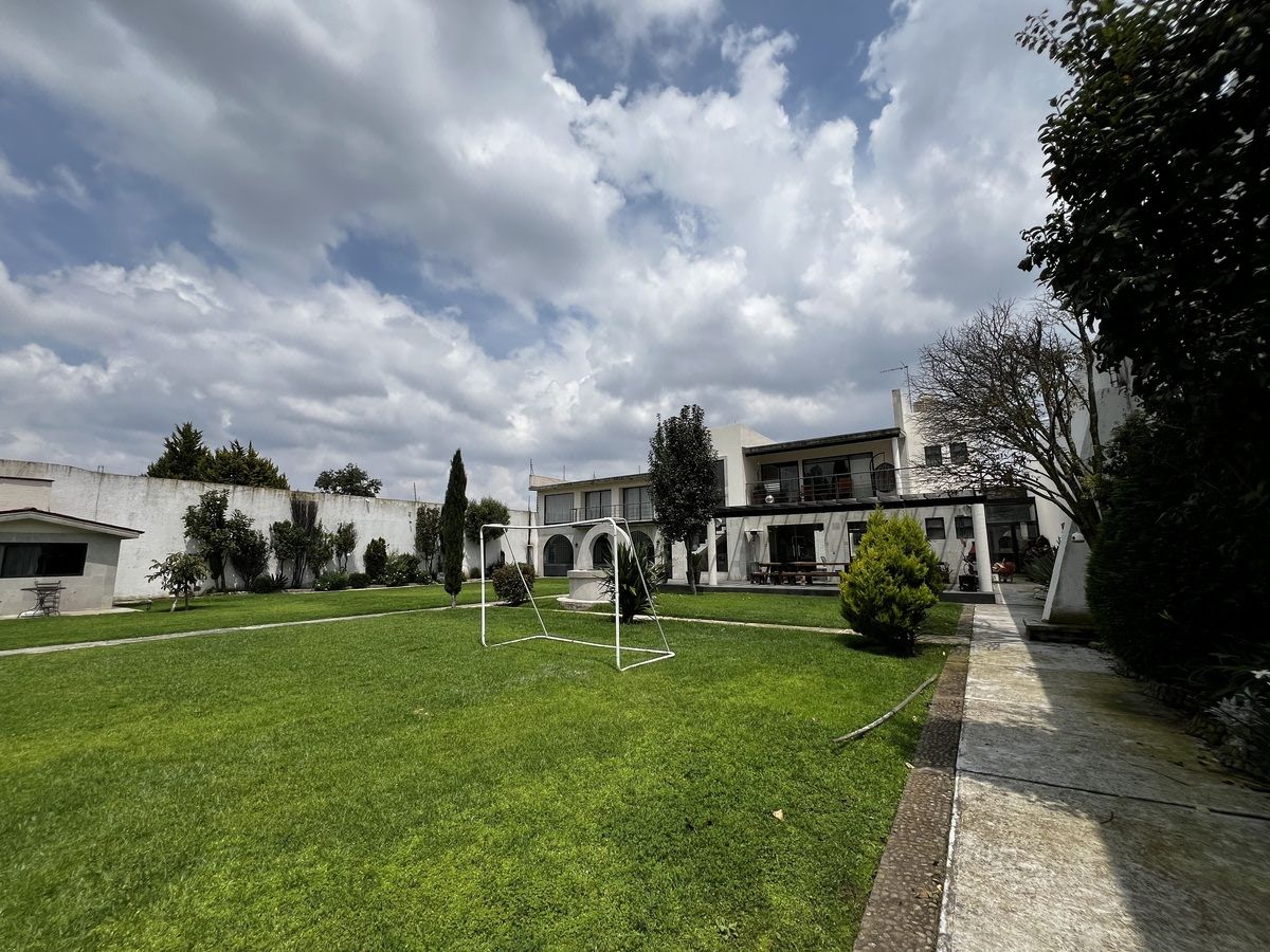 Casa con Salón de Fiestas y Edificio Comercial