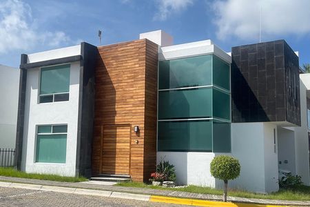 SE VENDE CASA EN LOMAS DE ANGELOPOLIS II, PARQUE VICTORIA