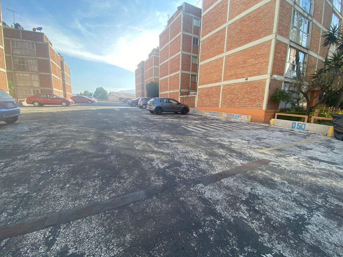 5 of 24: estacionamiento