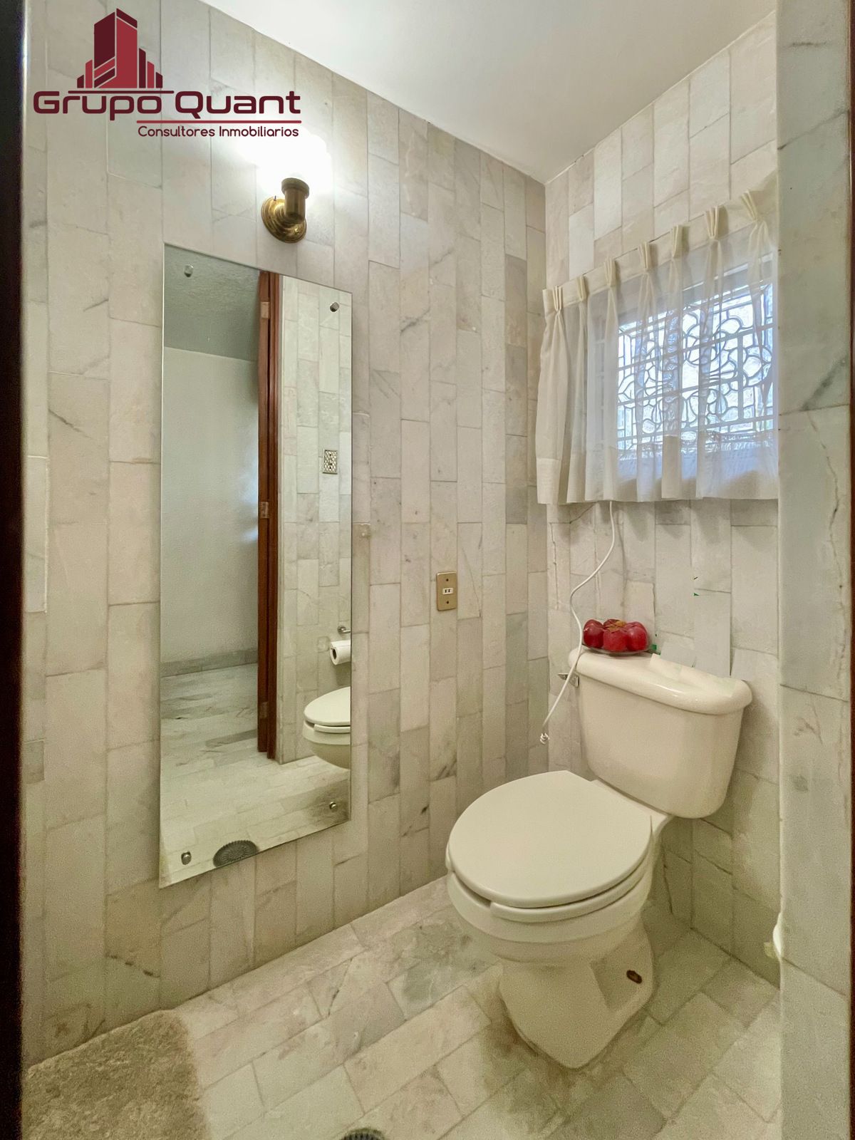 7 de 48: Medio baño para visitas