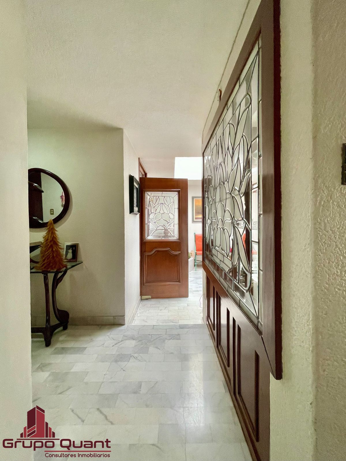 19 de 48: Hall de acceso a estudio y recámara en PB