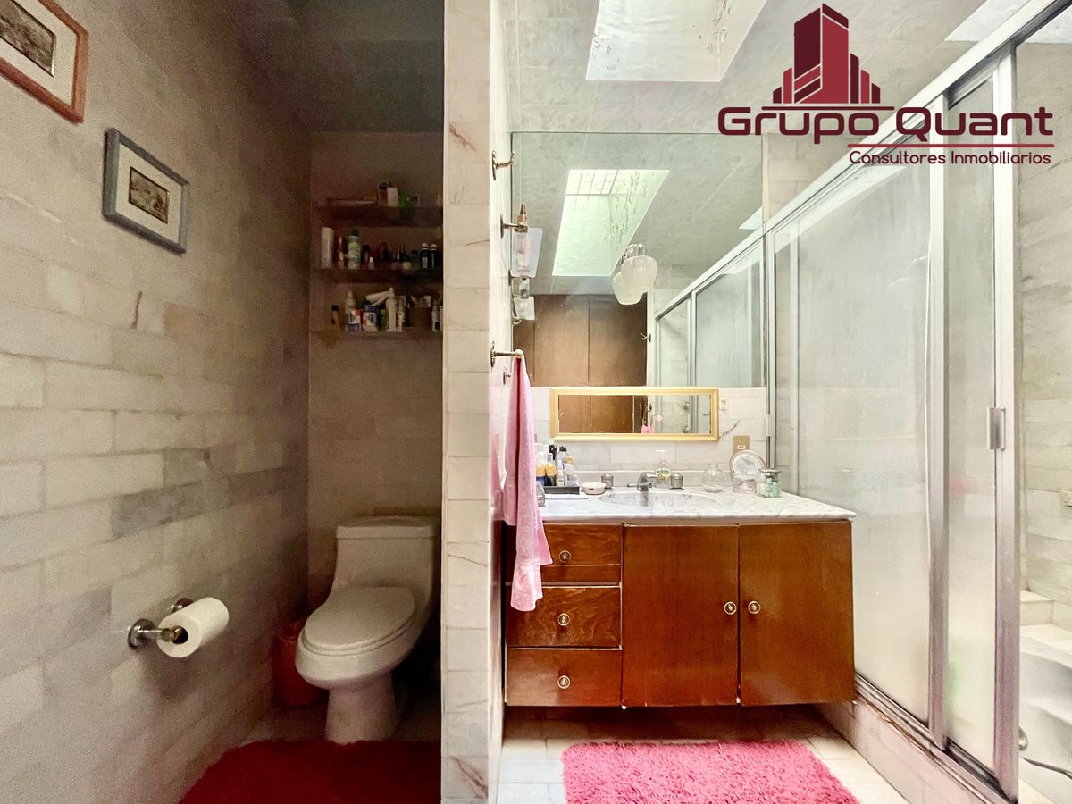 23 de 48: Baño completo y vestidor de recámara en PB