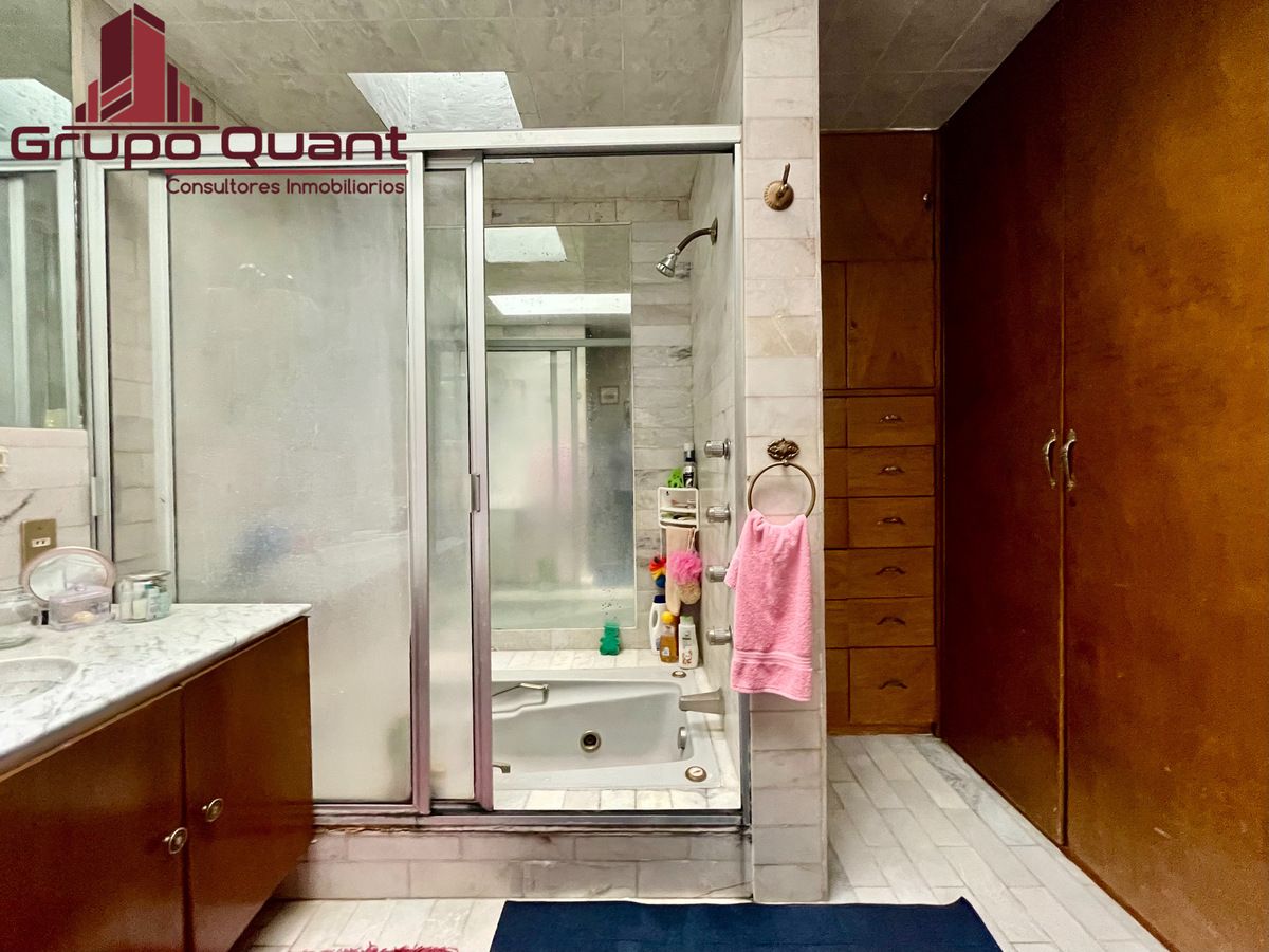 24 de 48: Baño completo y vestidor de recámara en PB