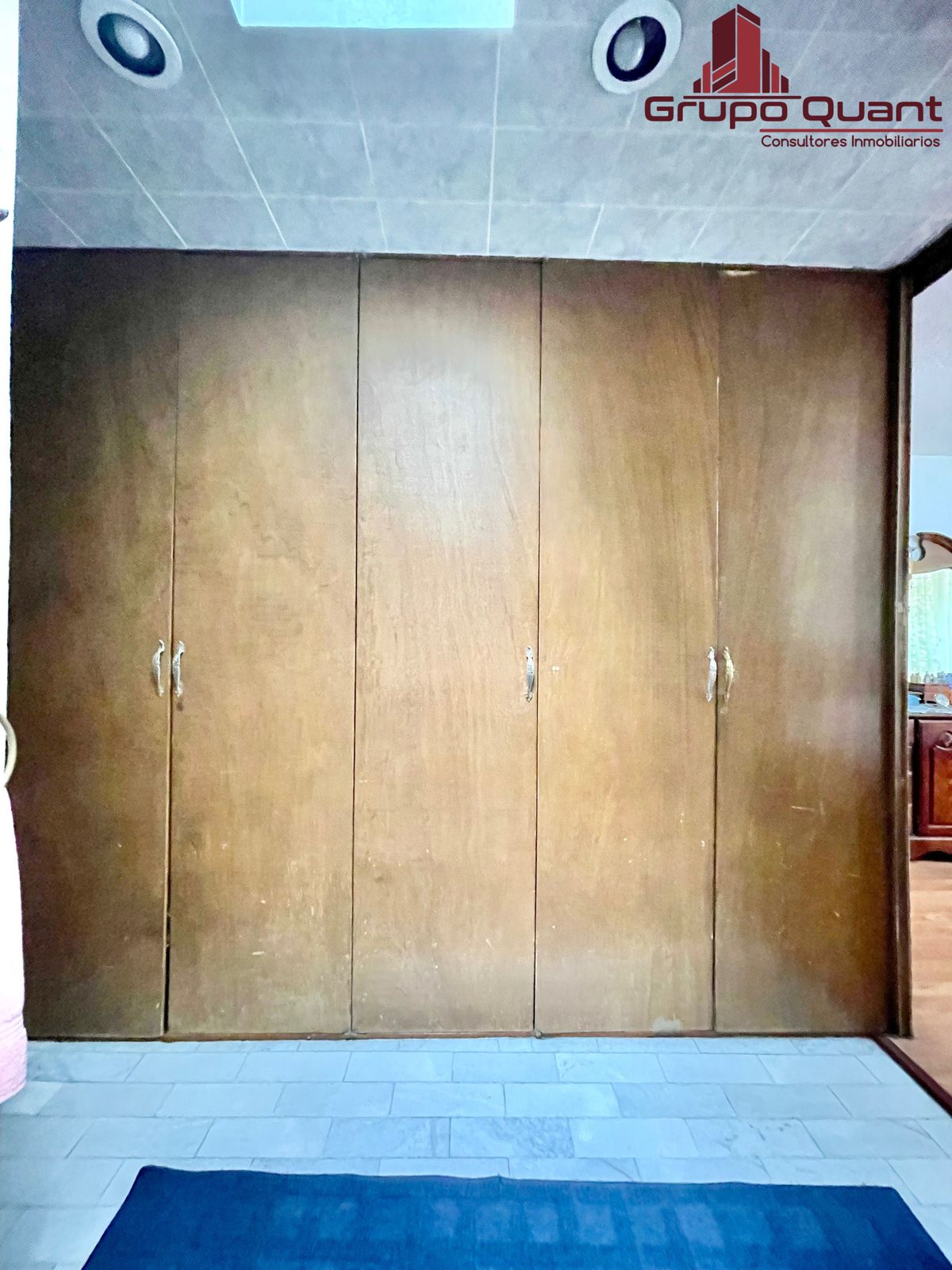 25 de 48: Baño completo y vestidor de recámara en PB