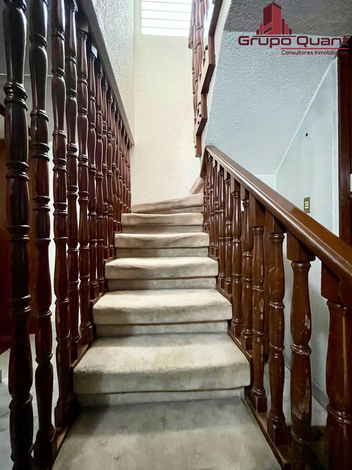 27 de 48: Escalera de acceso a planta alta