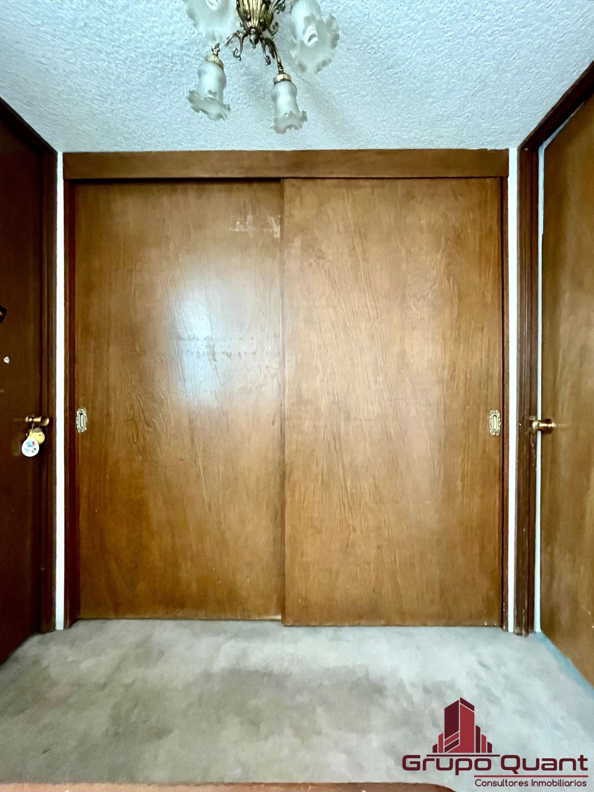 28 de 48: Vestíbulo de distribución a recámaras con closet de blancos