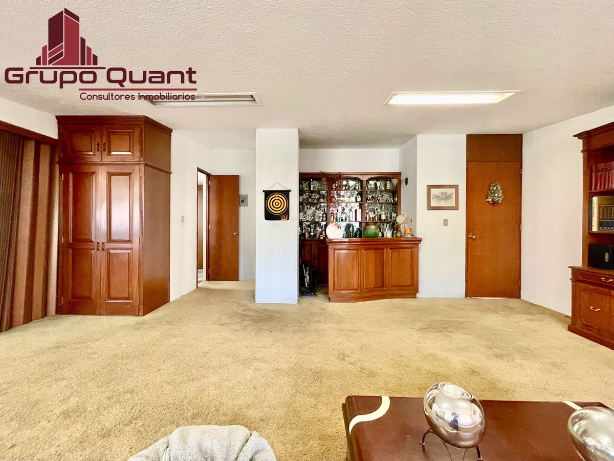 45 de 48: Family room / Área de TV con cantina