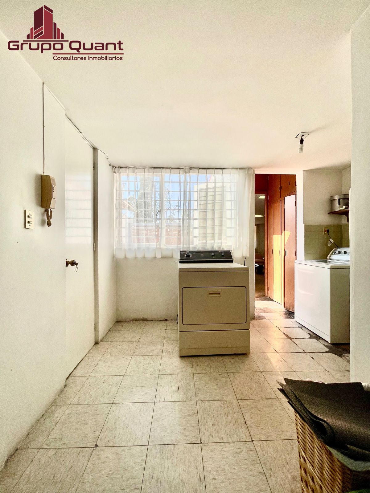 46 de 48: Área de lavado y cuarto de servicio con baño completo