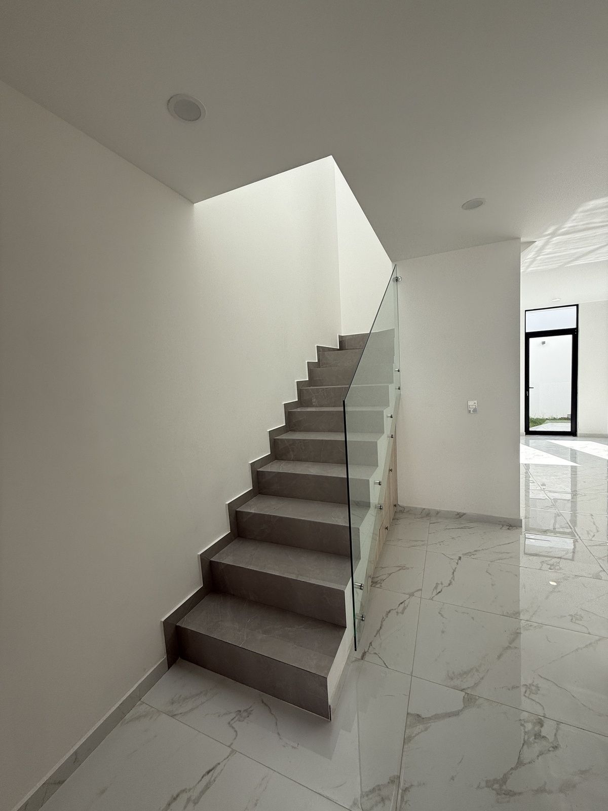 6 of 25: Escaleras