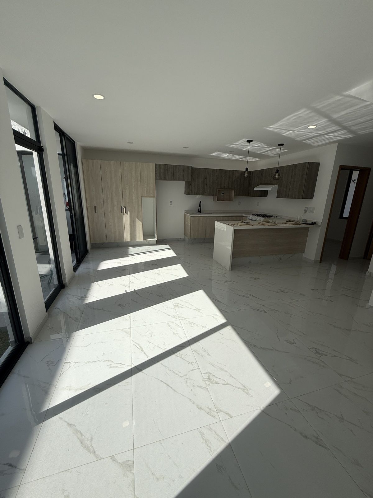 4 of 25: Sala comedor