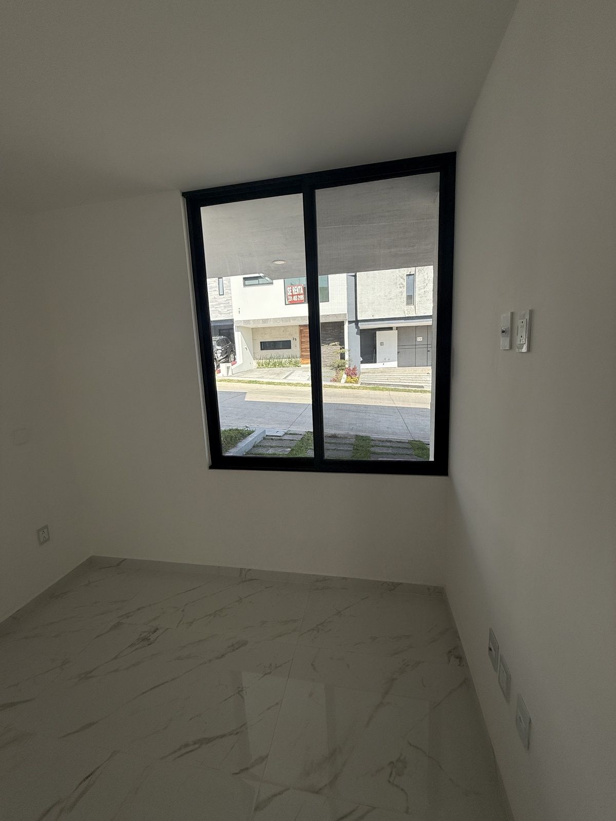 10 of 25: Cuarto/estudio planta baja