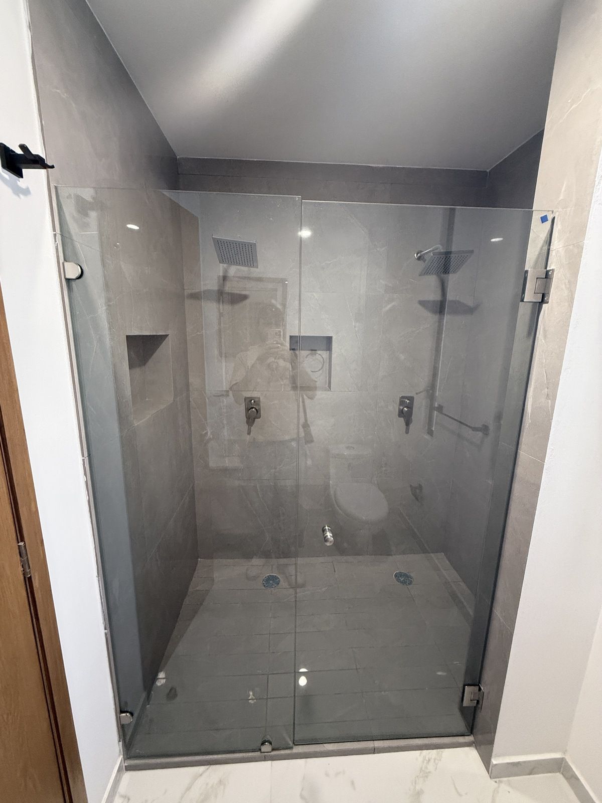 20 of 25: Baño con dos regaderas en habitación principal