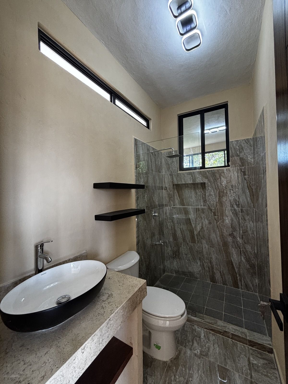 8 of 21: Baño Completo