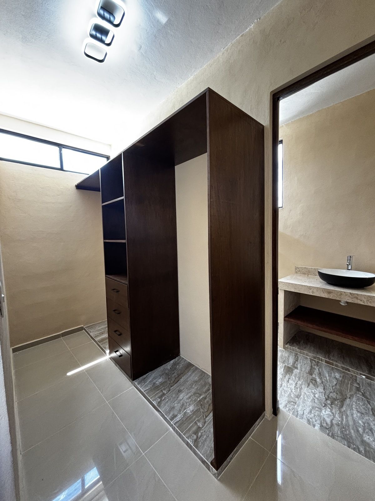 11 of 21: Closet Vestidor