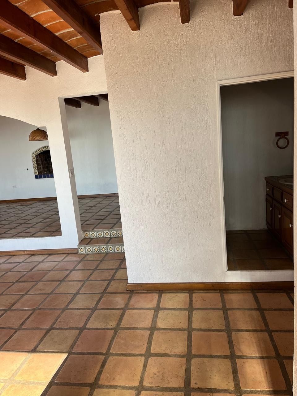 4 de 18: Medio baño y sala