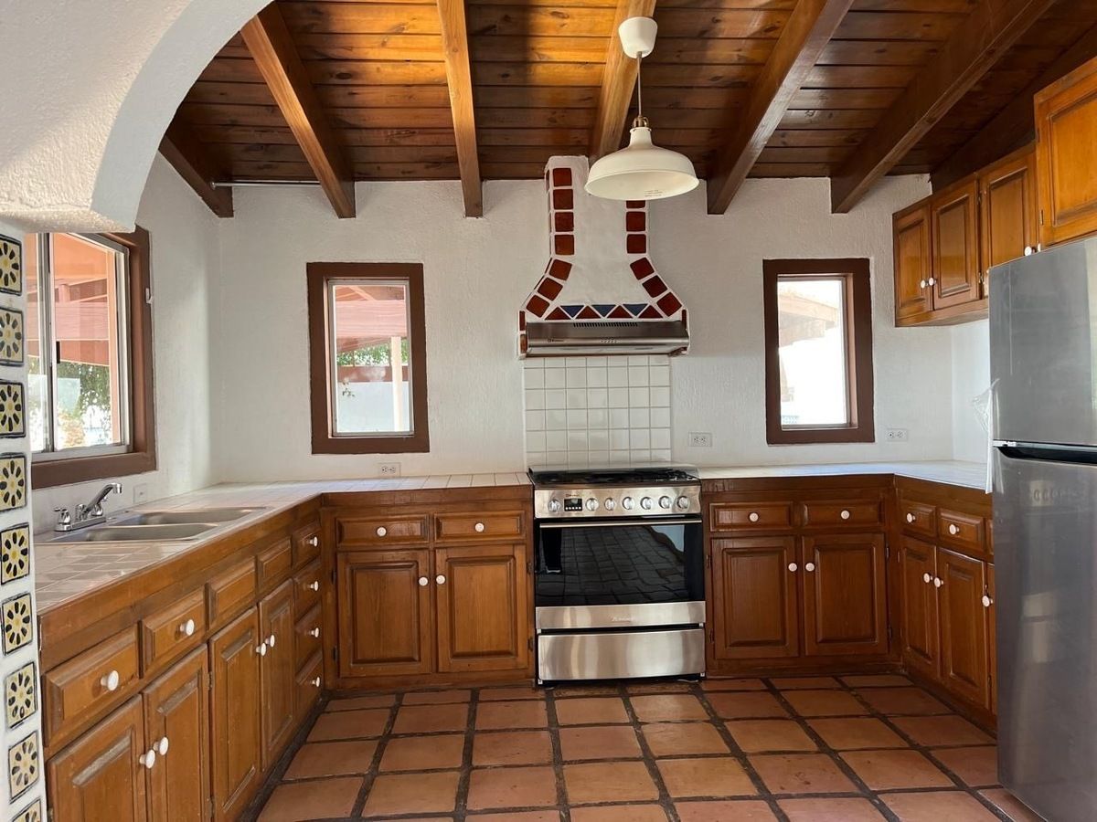 16 de 18: Cocina integral con estufa y regrigerador