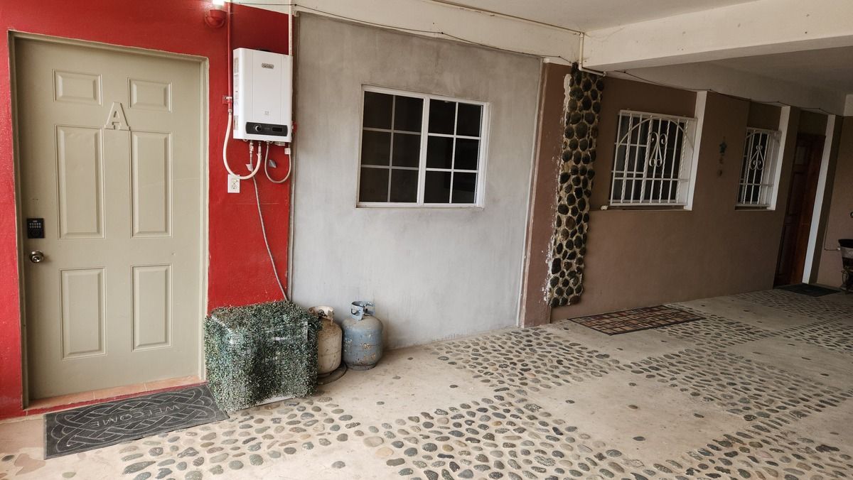 1 de 14: Enclosed Patio with Private Entrance