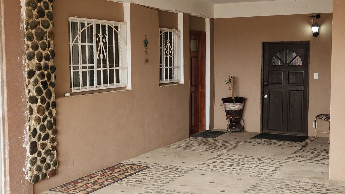 1 de 8: Enclosed Patio with Private Entrance