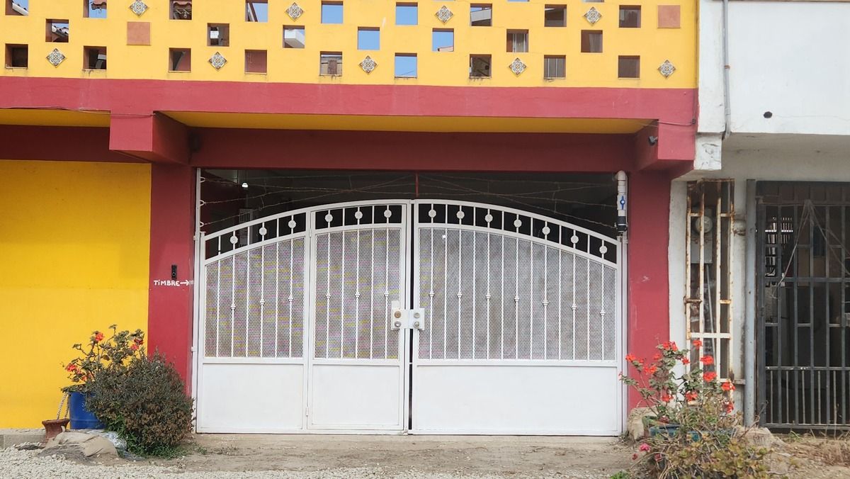 2 de 8: Secure Entrance