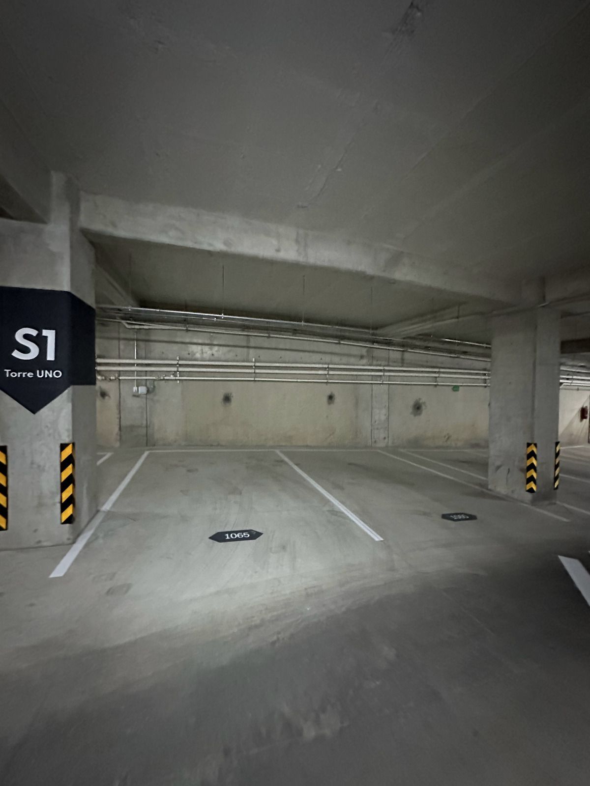 4 of 43: 2 ESPACIOS DE ESTACIONAMIENOT EN PARALELO