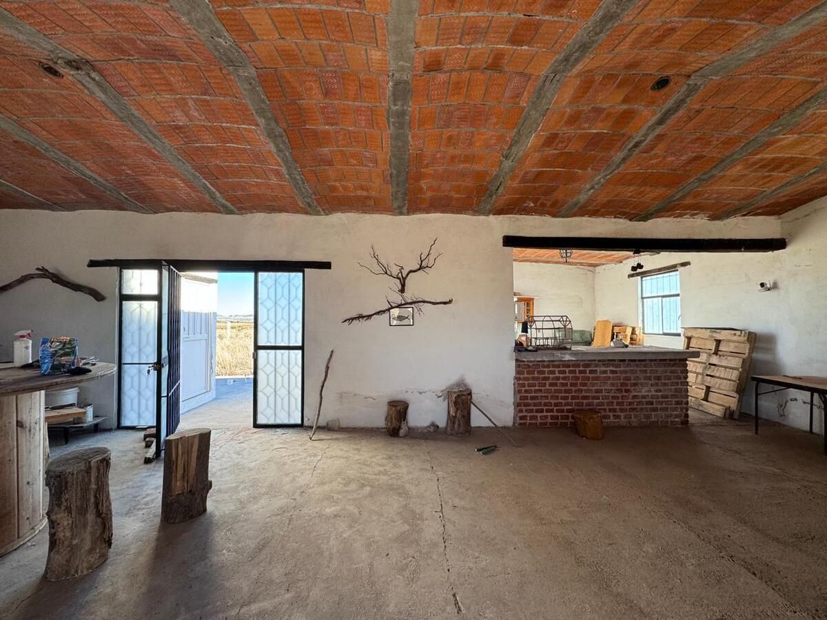 2 de 8: Interior de construcción ya existente